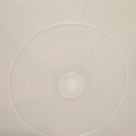 Tupperware Covered serving dish - Picture 2 of 8